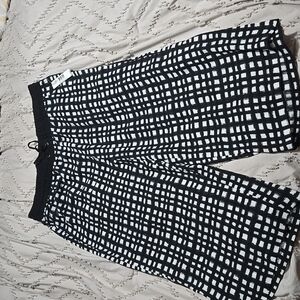 Black and White print crop pants. NWT. Women's size 1X